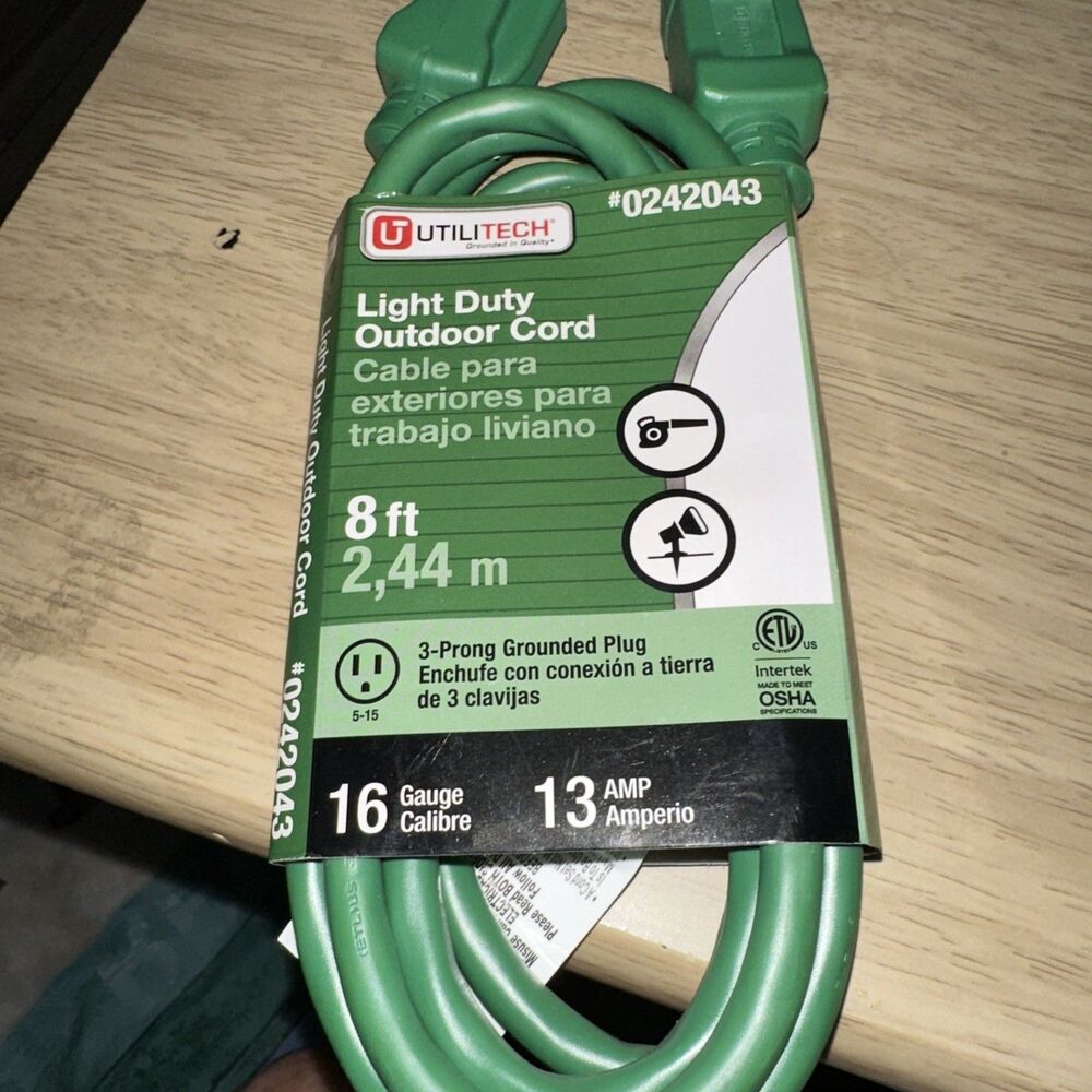 Utilitech 8 ft  3 Prong Light Duty Outdoor Extension Cord, Green {1}
